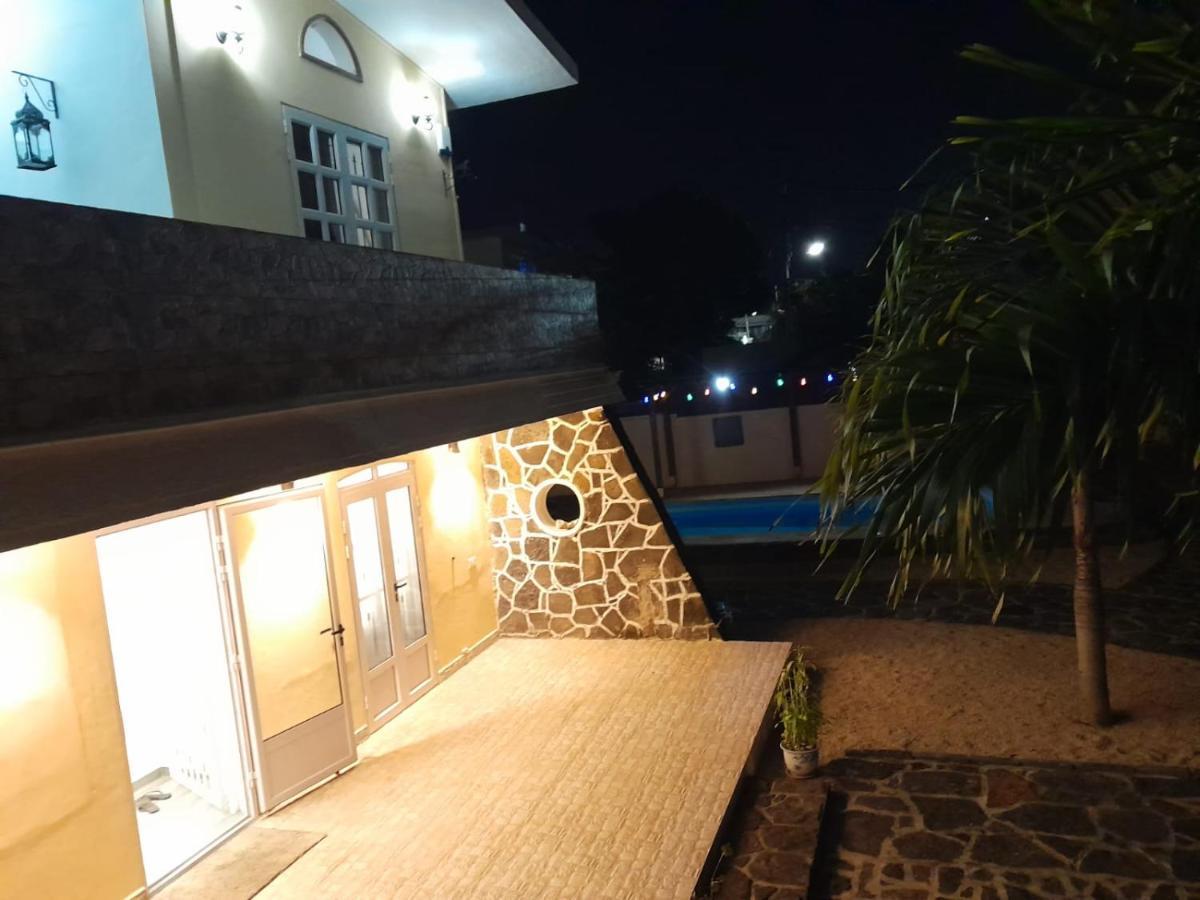 Villa Santa Avec Piscine Et Jardin Pointe aux Piments Luaran gambar
